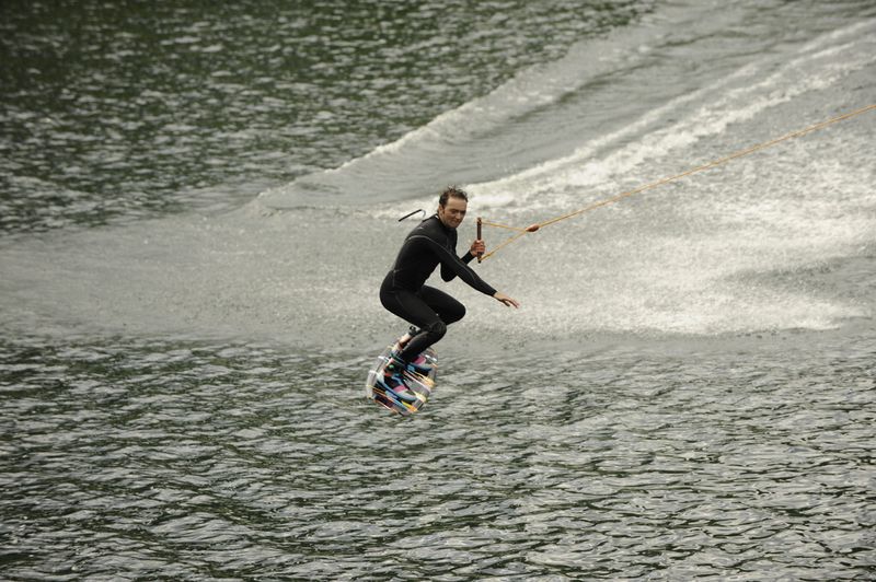 Baypren-Kautschuk hält Wassersportler warm und trocken. (Bild: Lanxess)