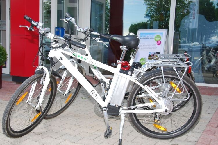 E-Bikes halten die Servicekunden mobil. (Foto: Rubbel)