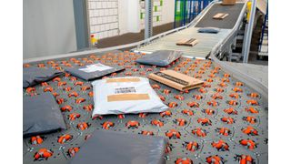 Polybags auf einer Cellumation-Förderstrecke: Auch solche Tüten können damit auf kleinem Raum im großen Stil gefördert werden. (Bild: Cellumation)