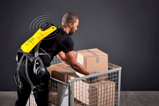 So erleichtert das smarte Exoskelett Cray X von German Bionic die Arbeit in Logistik und Produktion. Die Augsburger feiern mit ihren vor Überbelastung schützenden Systemen Erfolge. Nun wird der Automobilzulieferer Mubea die steigende Nachfrage bedienen, heißt es.(Bild:  German Bionic)