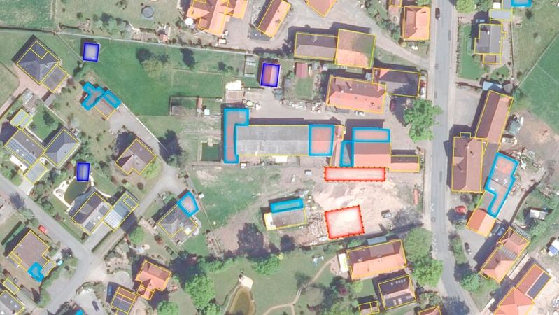 Nach einem automatisierten Abgleich der Luftbilder werden die digitalen Karten aktualisiert: Der Bestand ist gelb dargestellt, dunkelblaue Gebäude sind neu, hellblau sind neue Gebäudeteile und Anbauten. Rote Gebäude wurden abgerissen und fehlen daher auf den aktuellen Luftbildern.(Bild:  LGLN)