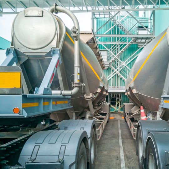 Wer mit Zucker arbeitet lebt gefährlich, LKWs müssen vor dem Beladen geerdet werden, damit sich der Zuckerstaub nicht entzündet. Im Bild zwei Silowagen vor einem Zuckersilo. Wer mit Zucker arbeitet lebt gefährlich, LKWs müssen vor dem Beladen geerdet werden, damit sich der Zuckerstaub nicht entzündet. Im Bild zwei Silowagen vor einem Zuckersilo.