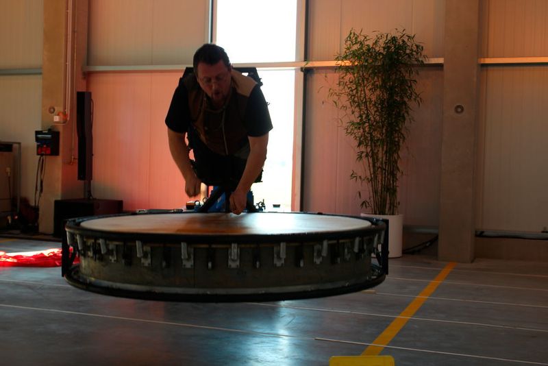 Nach der Pflicht kam die Kür: ein Yaskawa-Roboter in einer etwas anderen Anwendung. (Sonnenberg)