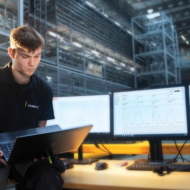 Das Dematic Command Center bündelt Daten aus unterschiedlichen Systemen und schafft eine durchgängige Sicht auf Lagerprozesse. (Bild: Dematic)