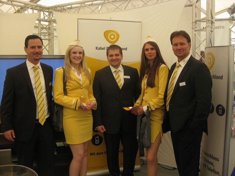 Im Kreise der Damen: Marco Schaefer, Nick Zeeb und Stefan Streich, Kabel Deutschland (Archiv: Vogel Business Media)