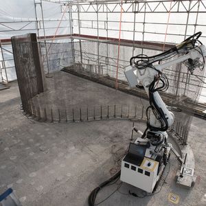 Der Bauroboter „In situ Fabricator“ baut mithilfe der „Mesh Mould“-Technologie ein Stahldrahtgitter im Forschungsgebäude. Die Technologie kombiniert die beiden Funktionen Schalung und Bewehrung des Betons in einem Stahldrahtgitter. Die Fertigung einer Wand geschieht in einem einzigen von Robotern kontrollierten Prozess.