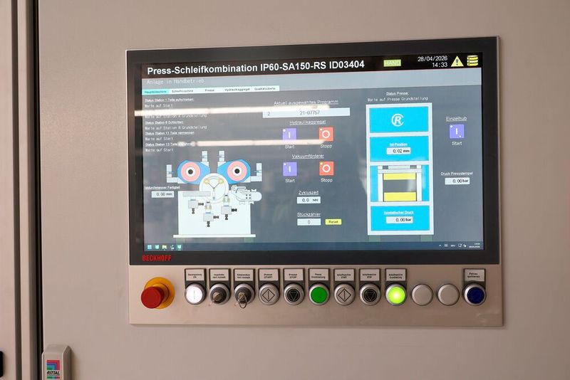 Die Steuerung der Gesamtanlage ermöglicht einen sehr einfachen und flexiblen Betrieb. Die Funktionen sind durchdacht, transparent und praxisorientiert. Dabei haben die Entwickler unter anderem berücksichtigt, dass Stückzahlen kleiner und damit Rüstvorgänge häufiger werden, und entsprechende Funktionen etwa für schnelle Werkzeugwechsel integriert.  (Bild: Maschinenmarkt/rw)