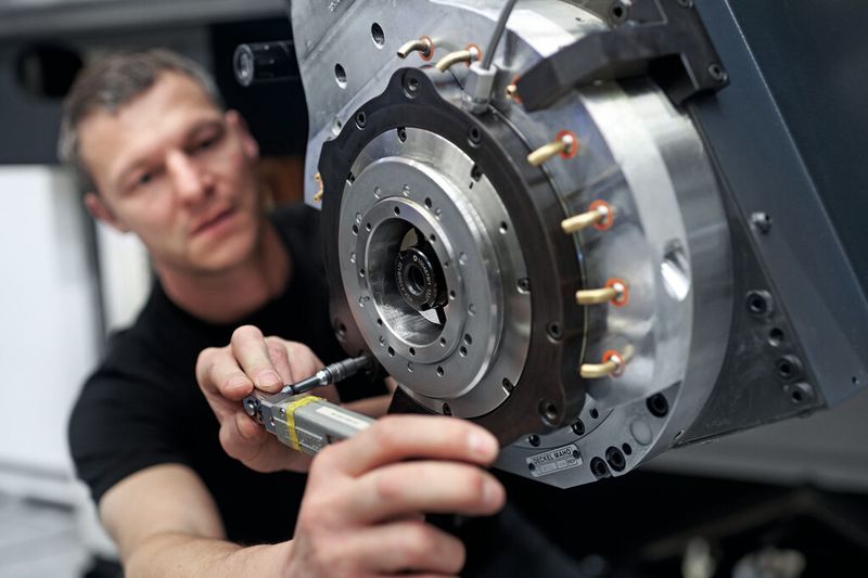 Montage eines Spindelstocks für Großmaschinen im Produktionswerk der Deckel Maho Pfronten GmbH. (Bild: DMG Mori Seiki)