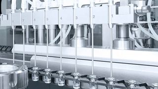 Um sicherzustellen, dass beim Abfüllen eventuell auf die Außenseiten von Vials gelangte Substanzen zu keiner Gefahr für Mensch und Umwelt werden, erfolgt immer häufiger eine Außenreinigung der Behältnisse. (Bild: Bausch+Ströbel)