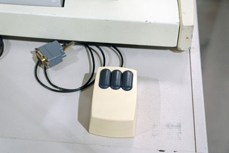Mehrere  Maustasten:  Der ab 1973 am Xerox PARC entwickelte Rechner Xerox Alto setzte bereits eine Drei-Tasten-Maus wie die hier Gezeigte ein. (Bild: Computer Museum of America (02) / Judson McCranie / CC BY-SA 3.0 / Wikimedia Commons)