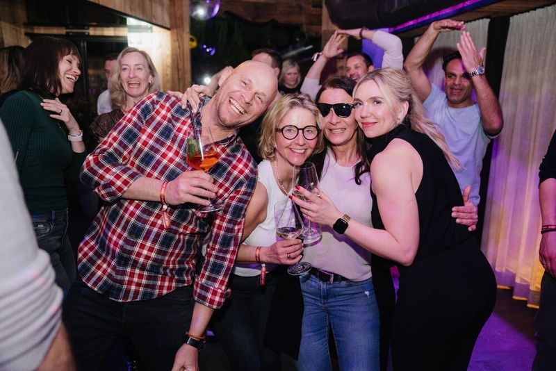 Ein Hoch auf uns: (v. l.) Frank Lohmann (Fsas), Stephanie Steen, Alexandra Breuer, Lydia Hundsdörfer (alle IT-BUSINESS) (Bild: Manuel Emme Fotografie)