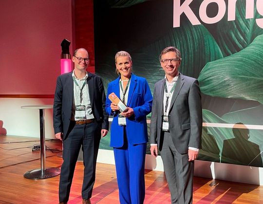 Ausgezeichnet mit dem Sustainability Award 2022! Von links: Daniel Wodera, Chief Financial Officer von Thyssenkrupp Materials Services, seine Kollegin Kerstin Hoppe, Head of Corporate Strategy & Communications, sowie Frank Thelen, Head of Governance & Procurement im Unternehmen(Bild:  Thyssenkrupp Materials Services)