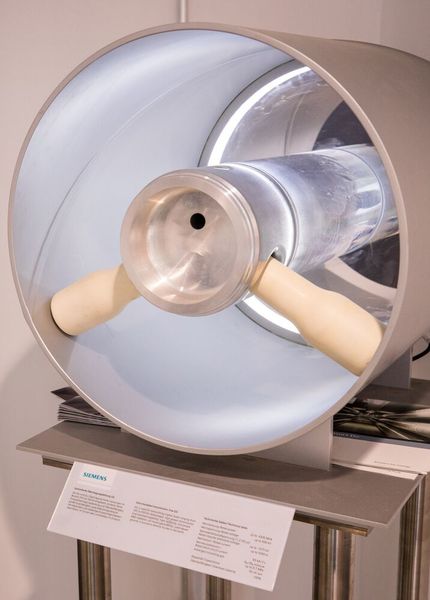 The model of a gas-insulated 420 kV AC line: Between the inner conductor and the outer tube there is an insulating gas which electrically insulates the high DC voltage.
 (Gregor Rynkowski / TU Darmstadt)