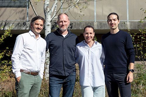 Jonas Schmid, Co-CEO von akenza, Markus Kniesel, Geschäftsführer von VEGA, Isabel Grieshaber, geschäftsführende Gesellschafterin von Vega, und Simon Rieser, Co-CEO von akenza, freuen sich darauf, künftig ihre Stärken zu bündeln.(Bild:  Vega)