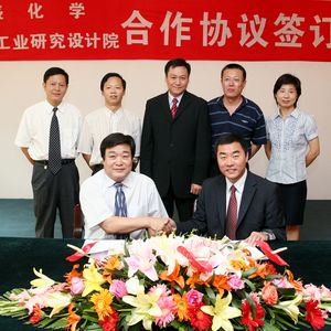 Kooperation zwischen Lanxess und BRDI. Vordere Reihe (v. l.): Prof. Xu Yaoxian - Präsident des BRDI, Wang Yongli - Geschäftsführer LANXESS Hong Kong Hintere Reihe (v. l.): Benz Li - Marketing Manager China, LANXESS Business Unit BTR/PBR; Prof. Wu Guizhong - Vizepräsident des BRDI; Luke Hui - Marketingleiter APAC, LANXESS Business Unit BTR/PBR; David Lee - Direktor der Reifenabteilung des BRDI; Zhao Ping - Vizedirektorin der Reifenabteilung des BRDI. Bild: Lanxess