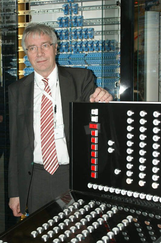 Rückblick ins Jahr 2012 bei der Verleihung des deutschen Rechenzentrumpreis: Prof. Dr.-Ing. habil. Horst Zuse hilt auf der Veranstaltung "future thinking" einen Vortrag über den Ursprung des Computers. Auf der zugehörigen Ausstellung konnten Besucher seinen Nachbau des ersten Computers, der von seinem Vater Konrad Zuse entwickelt wurde, bewundern.   Er hätte es sich wohl nicht träumen lassen, dass in gerade mal 70 Jahren „sein Computer“ die Welt derartig verändert. Die Rede ist von Konrad Zuse, dem ‚Vater‘ des ersten frei programmierbaren Rechners in binärer Schalttechnik und Gleitpunktrechnung. Für future thinking konnten wir Zuses Sohn Horst Konrad Zuse als Redner gewinnen.   Der Vortrag wird die frühen Rechnerentwicklungen aus den USA und Großbritannien vorstellen. Das Werk von Konrad Zuse mit seinen legendären Rechenmaschinen Z1-Z4 (1936-1945) wird neben der Geschichte der Zuse KG Kern des Vortrags sein.  Die Zuse KG war die erste Firma, die 1949 mit einer kommerziellen Computerproduktion begann.(Bild:  Ostler)