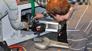 Schrauben wie im Land der Riesen: Plarad entwickelte für einen einzigartigen Windkraft-Prüfstand der RWTH in Aachen eine spezielle Verschraubungsmöglichkeit für wahre Schrauben-Giganten. (Bild: Plarad)