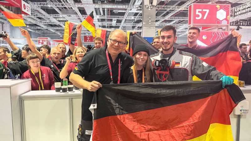 Nach der Schlusssirene herrschte bei den Fahrzeuglackierern ordentlich Stimmung. Die Freude über einen gelungenen Wettbewerb war groß (v. li.) Noahs Trainer Mariusz Deching, Team-Übersetzerin Penelope Sophia Maria Comita, Noah Seiler. (Bild: Schmidt - VCG)