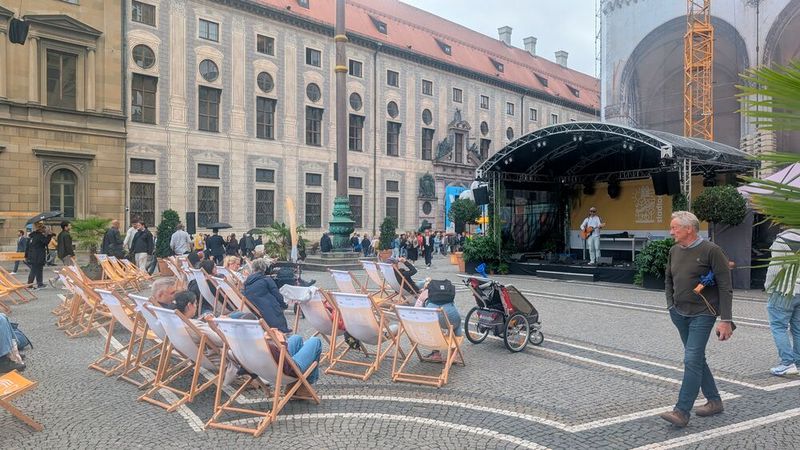 Begleitet wird die Autoshow in der Münchner Innenstadt von einem bunten Rahmenprogramm, beispielsweise Konzerte, Diskussionsrunden und einer Licht-Show. (Bild: Mauritz – VCG)