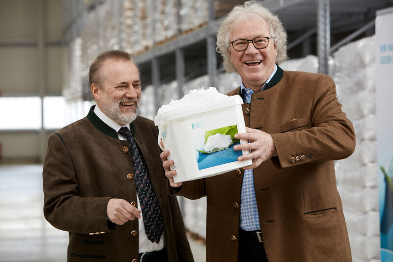 Mit einer neuen in Sachsen-Anhalt entwickelten „Zauberwatte“ gegen Öl- und Chemikalienverschmutzungen hat es der deutsche Chemiker Günter Hufschmid unter die Finalisten in der Kategorie „Kleine und mittelständische Unternehmen (KMU)“ geschafft. Hire zusammen mit Ernst Krendlinger.  (EPO)