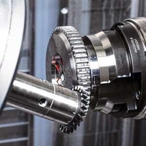 Wälzschälen: In einem Ablauf entstehen prozesssicher hochgenaue Verzahnungen.