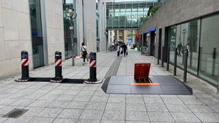 Links im Bild: drei Oktablocks von Hörmann in Stuttgart. Rechts ist der mobile Road Blocker M30 erkennbar, mit ausgeklapptem mittleren Sperrelement, damit Fußgänger und zum Beispiel Kinderwägen rechts und links leicht passieren können. (Bild: Hörmann)