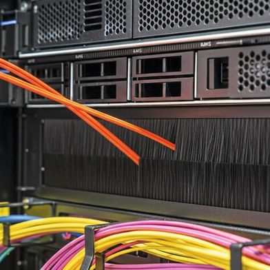 Die Mink-Rack-Brush wurde u. a. in einem Server-Rack von Stengel verbaut. (Bild: Mink Bürsten)