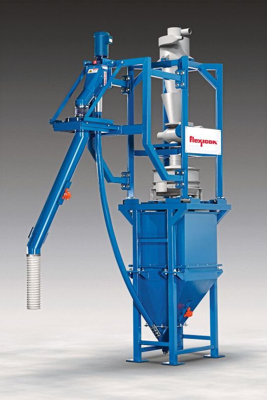 Das neue Größensortier-Dosiersystem empfängt, siebt, lagert und verteilt abrasive Materialien staubfrei und entsprechend nach Bedarf.(Bild:  Flexicon)