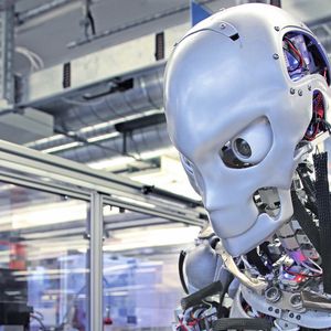 Kenshiro, der sehnengesteuerte humanoide Roboter ahmt menschliche Bewegungen besonders lebensecht nach.