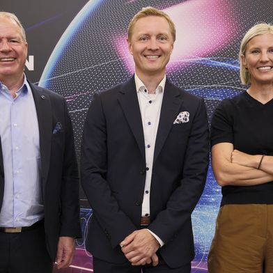 (v.l.) Volvo-Group-Chef Martin Lundstedt; Johan Lundén, CEO Coretura; und Karin Rådström, CEO Daimler Truck, nach dem offiziellen Start des Gemeinschaftsunternehmens. (Bild: Marko Vesterinen)