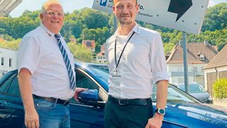 Seit 2013 setzt die Autohausgruppe Koch auf die Dienste der Multipart Garantie AG. Seit dieser Zeit arbeiten auch Händler Lutz Härterich (re.) und Dino Blessing zusammen. (Bild: Faust)