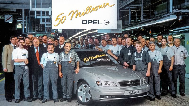 Im Dezember 1999 lief der fünfzigmillionste Opel vom Band: ein Opel Omega B. (Bild: Opel Automobile GmbH)