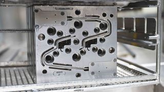 Viele Kunststoffverarbeiter haben ihre Tooling-Kapazitäten inzwischen zurückgefahren. Beim Profilhersteller SLS gehört der hauseigene Werkzeugbau hingegen nach wie vor fest zur DNA des Unternehmens. (Bild: SLS)