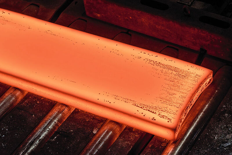 Zur Herstellung des Verbundwerkstoffs Tribond werden Brammen aus verschiedenen Stahlsorten miteinander warmgewalzt. (Bild: Thyssenkrupp/Rainer Schröer)