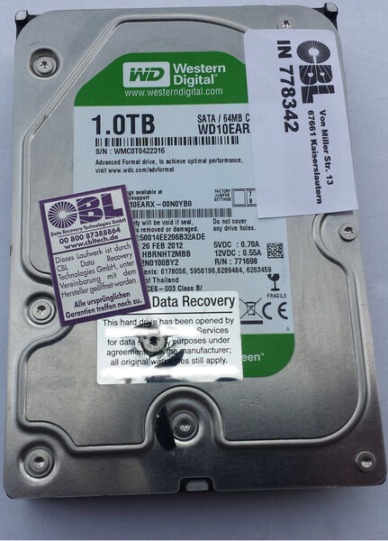 Das Bild zeigt eine Festplatte mit garantieerhaltenden Siegeln zweier vom Hersteller autorisierter Datenretter – der erste hatte keinen Erfolg, CBL dagegen konnte die Daten wiederherstellen. (CBL Datenrettung)