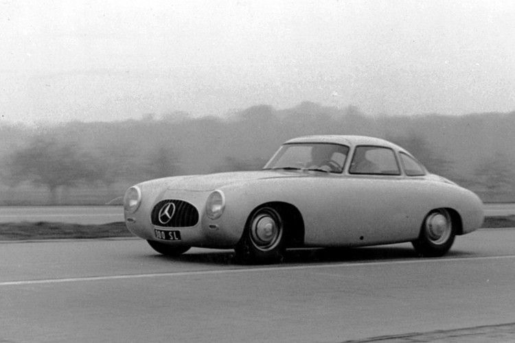 Auf der heutigen A81 konnten Journalisten kurze Zeit später das Fahrzeug testen. (Mercedes-Benz)