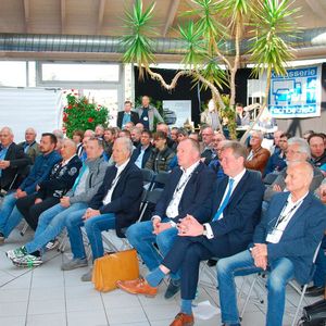 Der Landesverbandstag bot den Teilnehmern interessantes Vorträge und eine Fachausstellung rund um das Thema Karosserieinstandsetzung.(Bild:  Wenz|»Fahrzeug+Karosserie«)