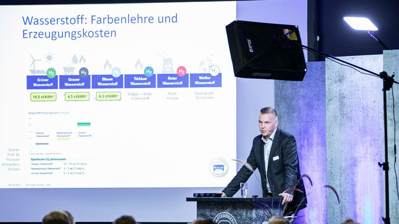 Christoph Stricker vom ZDK widmete sich ausführlich den Chancen der E-Fuels. (Eva Biederbeck/LV SH)