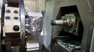 Nach dem Schruppen und Schlichten der Bohrungen und Deckflächen entstehen die Konturen im Inneren des Gehäuserings. Der hier eingesetzte PKD-Nutenfräser erzeugt je nach Bauteil Nuten mit einer Breite von 5,5 oder 6,5 Millimetern. (Bild: Ingersoll Werkzeuge)