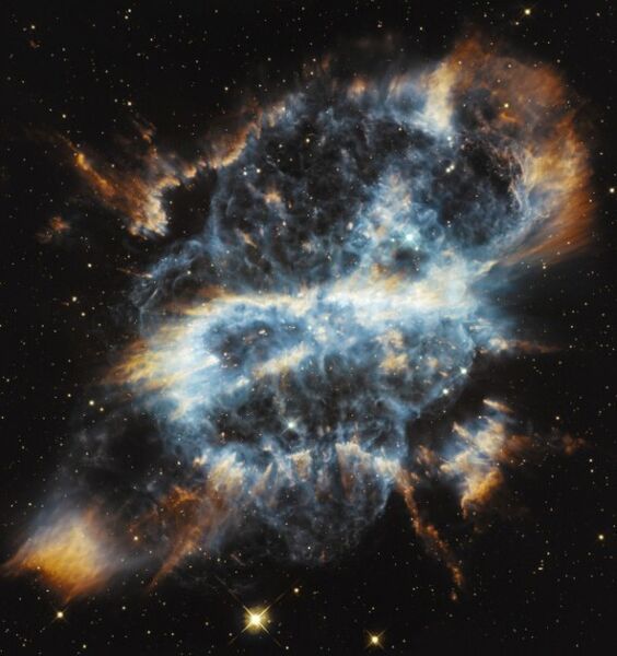 December 18, 2012: NASA's Hubble Space Telescope photographed a festive-looking nearby planetary nebula called NGC 5189 (Bild: NASA)