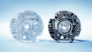 Schäumling und Gussteil am Beispiel eines Pumpendeckels mit zentraler Hydraulik-Ölverteilung.   Bilder: Albert Handtmann Metallgusswerk (Archiv: Vogel Business Media)