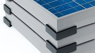 Dank der Stablefix-Modulstapelecken sitzen die Solarmodule bei Transport und Lagerung fest aufeinander. Bild: Evers (Archiv: Vogel Business Media)
