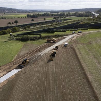 Kick-off für den Solarpark Parensen: Insgesamt 39 eigenständige PV-Anlagen mit einer Leistung von jeweils 242 Kilowattpeak sollen auf rund 11 Hektar entstehen. (Bild: Wirsol)