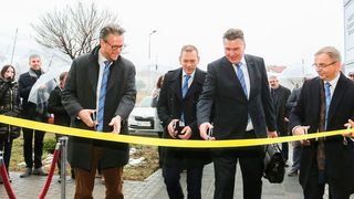 Eröffnung der Fertigungsstätte (v.l.): Philip Harting (Vorstandsvorsitzender), Andreas Conrad (Vorstand Operations), Christian Schumacher (Geschäftsführer Harting Customised Solutions) sowie Mariusz Matejczyk (Geschäftsführer Harting Polen). (Harting)