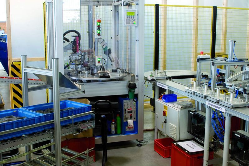 Bild 4: Hybrid-Arbeitsplatz mit automatischer Schweißstation.  Bild: Licos Trucktec (Archiv: Vogel Business Media)