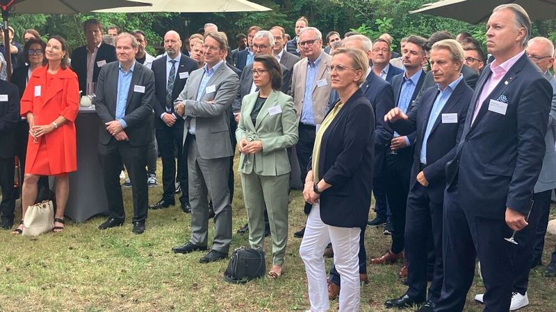 Unter den Gästen waren auch Vertreter der DAT mit Uta Heller (Mitte) sowie ZDK-Geschäftsführer Jürgen Hasler (4.v.l./erste Reihe). (Bild: Doris S. Pfaff)