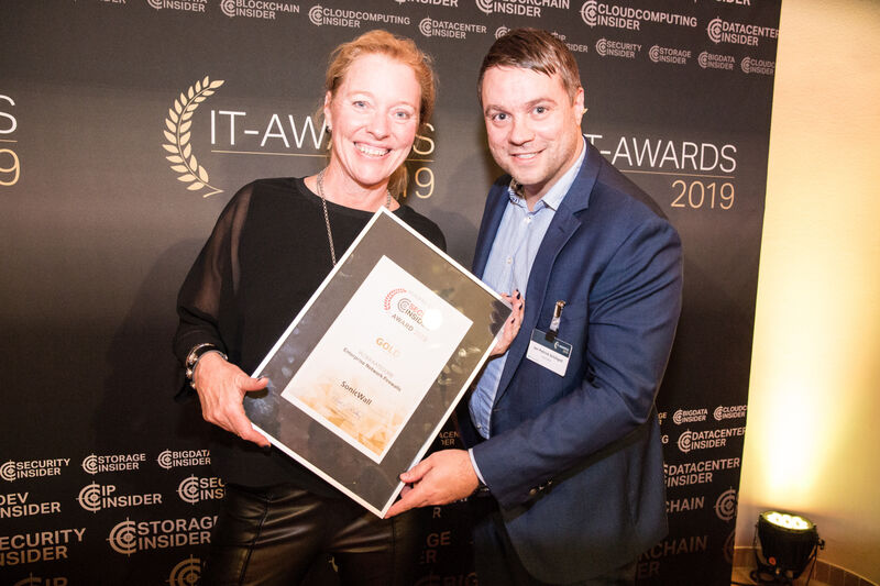 Stefanie Pink und Jan Patrick Schlögell (beide SonicWall) mit ihrem Security-Insider-Gold-Award in der Kategorie 