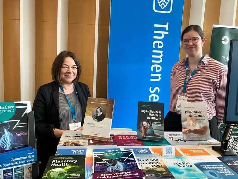 Auch vor Ort: die Medizinisch Wissenschaftliche Verlagsgesellschaft. Geschäftsführerin Ingrid Moorkens (links) und Emilia Fuchs, Marketing- und Teamassistentin, bieten hier eine Plattform für Publikationen im Healthcare-Bereich. (Bild: © Serina Sonsalla)