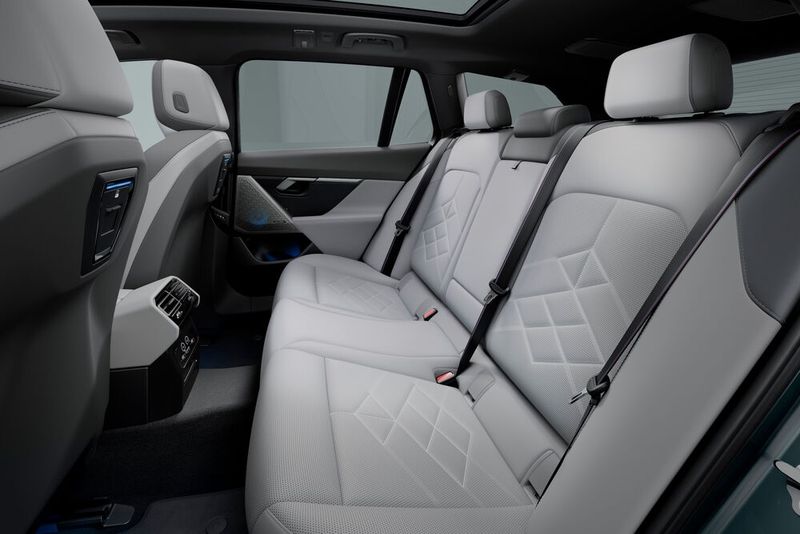 Zum ersten Mal bietet BMW einen 5er Touring standardmäßig mit veganem Innenraum. Optional lassen sich allerdings weiterhin Ledersitzbezüge ordern. (Bild: BMW)