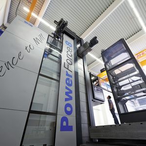 Bild 1: Diese 200 t schwere Fahrständerfräsmaschine setzt zukunftsweisende Standards für energieeffiziente Schwerzerspanungstechnik.